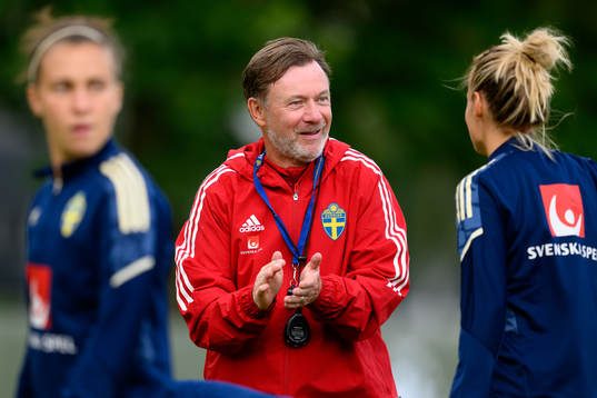 Head coach Peter Gerhardsson at a training session with the