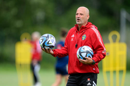 Assistant coach Magnus Wikman at a training session with
