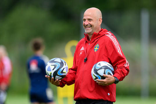 Assistant coach Magnus Wikman at a training session with