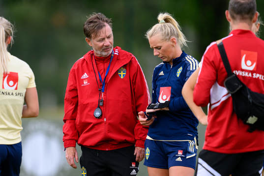 Head coach Peter Gerhardsson and Stina Blackstenius at a