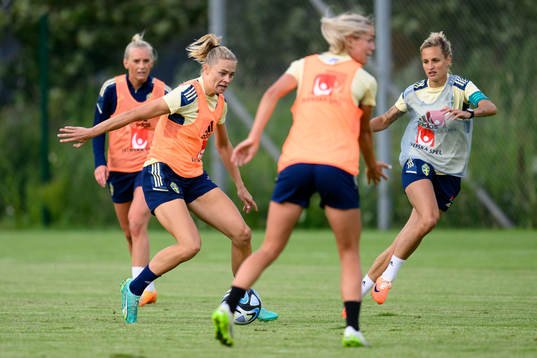 Fridolina Rolfö and Nathalie Björn at a training session