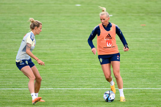 Nathalie Björn and Stina Blackstenius at a training