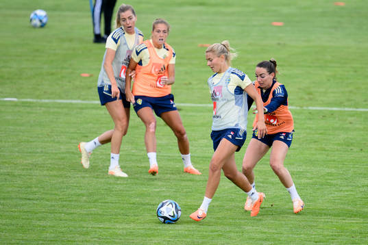 Amanda Nilden and Kosovare Asllani at a training session