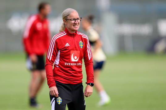 Assistant coach Victoria Sandell at a training session with