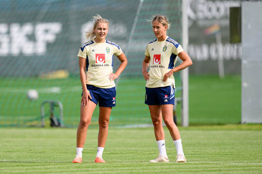 Amanda Nildén and Emma Kullberg at a training session with