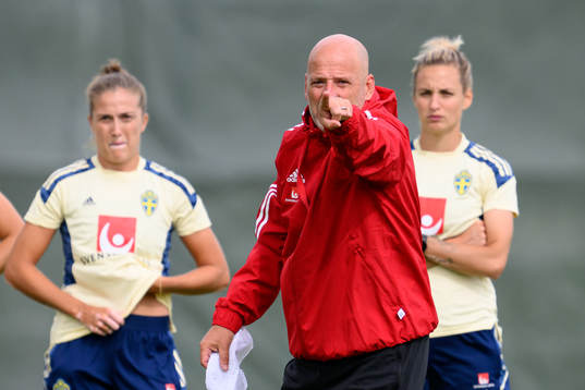 Assistant coach Magnus Wikman at a training session with