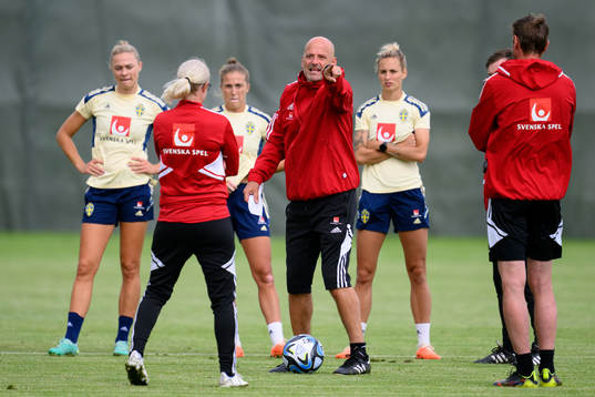 Assistant coach Magnus Wikman at a training session with