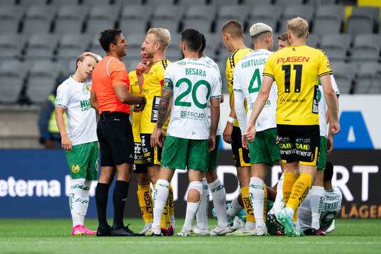 Elfsborgs Johan Larsson och domare Granit Maqedonci
