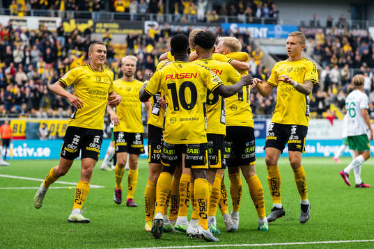 Elfsborgs Sveinn Guðjohnsen jublar med lagkamrater