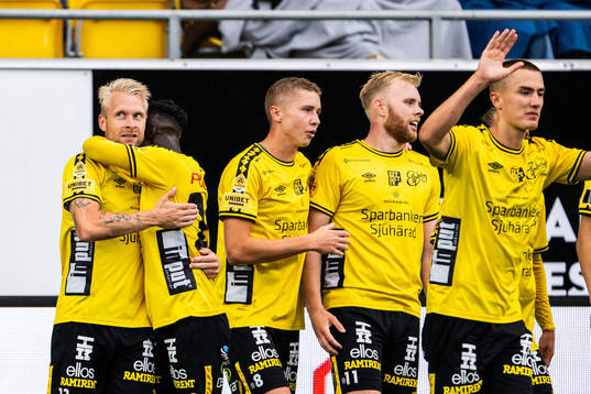 Elfsborgs Johan Larsson jublar med lagkamrater