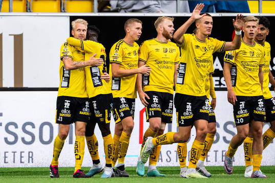 Elfsborgs Johan Larsson jublar med lagkamrater