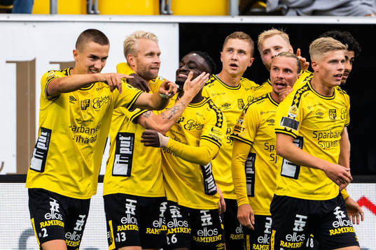 Elfsborgs Johan Larsson jublar med lagkamrater