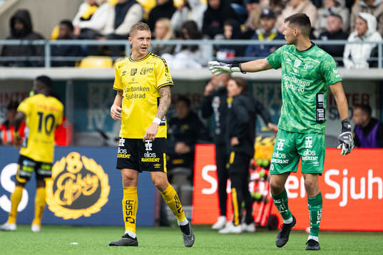 Elfsborgs Sebastian Holmen diskuterar med målvakt Hakon