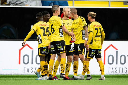 Elfsborgs Johan Larsson jublar med lagkamrater
