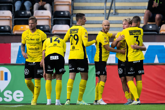 Mjällbys Max Fenger jublar med lagkamrater