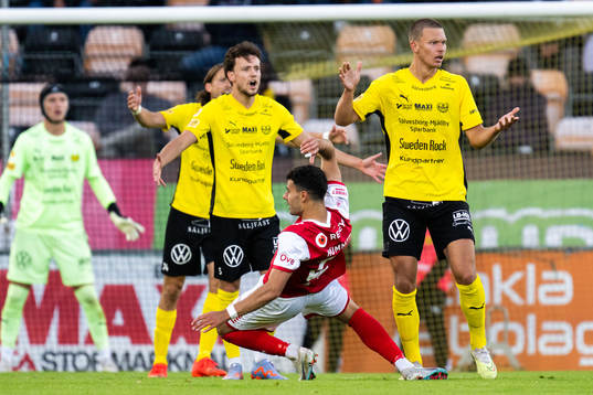 Kalmars Deniz Hummet mot Mjällbys Arvid Brorsson och Colin
