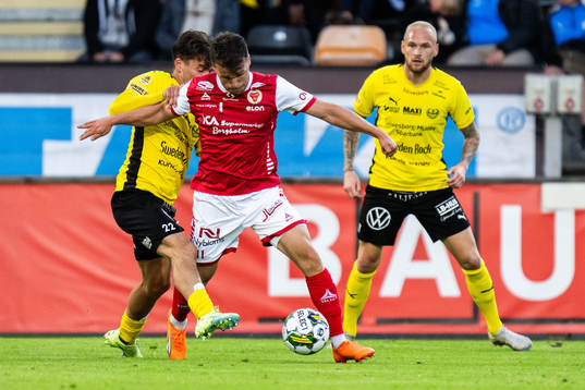 Mjällbys Jesper Gustavsson och Kalmars Simon Skrabb