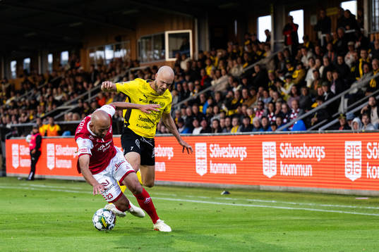 Kalmars Robert Gojani och Mjällbys Viktor Gustafson