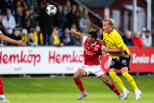 Kalmars Romario Pereira Sipiao och Mjällbys Herman