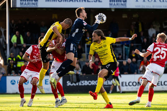 Kalmars målvakt Ricardo Friedrich och Rasmus Sjöstedt mot