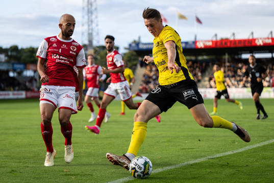 Kalmars Robert Gojani och Mjällbys Elliot Stroud