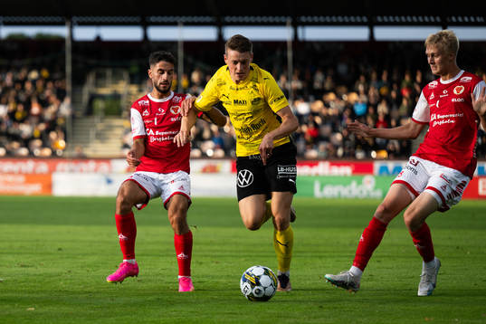 Kalmars Noah Shamoun och Rony Jansson mot Elliot Stroud
