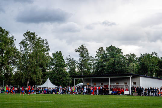 Helsingborgs och Helsingörs spelare lämnar fotbollsplanen