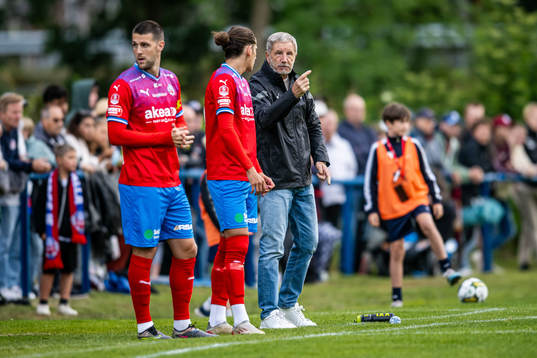 Helsingborgs tränare Stuart Baxter i samtal med Oliver