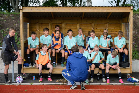 Spelarna lyssnar på en genomgång