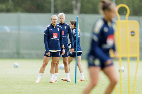 Lina Hurtig and Magdalena Eriksson at a training session