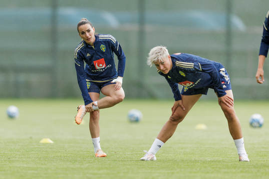 Kosovare Asllani and Lina Hurtig at a training session with