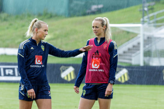 Stina Blackstenius and Amanda Ilestedt at a training