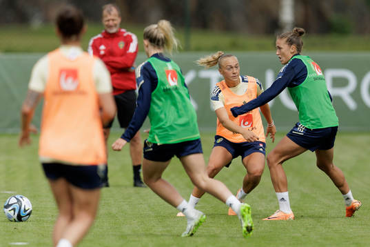 Filippa Angeldahl and Hanna Bennison at a training session