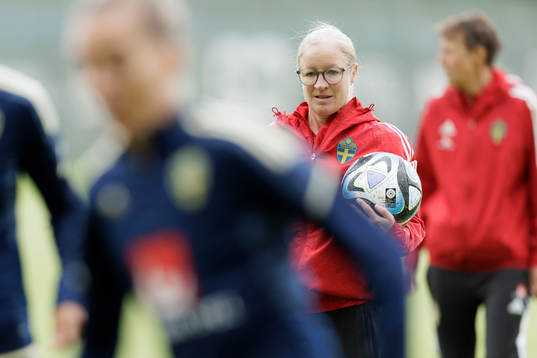 Assistant coach Victoria Sandell at a training session with