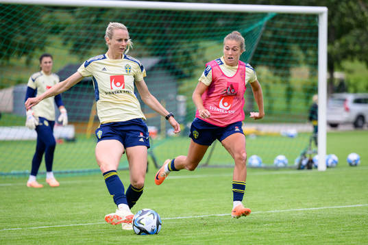 Amanda Ilestedt and Filippa Angeldahl at a training session