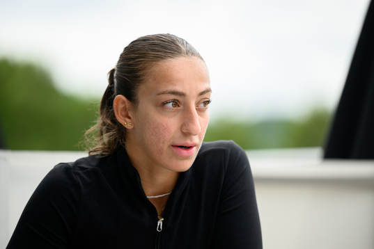 Häckens Rosa Kafaji blir intervjuad