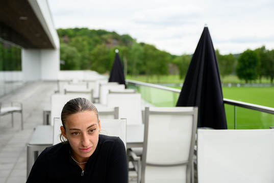 Häckens Rosa Kafaji blir intervjuad