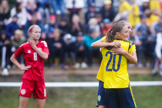 Sveriges Nova Rolfsson jublar