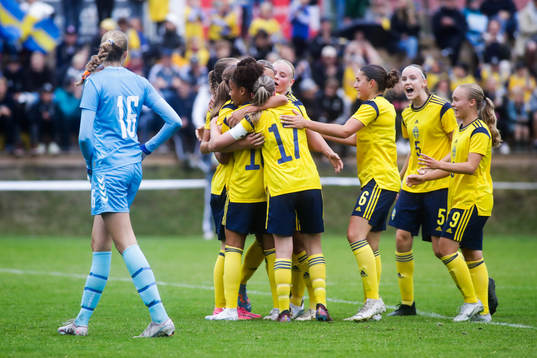 Sveriges Nova Rolfsson (skymd) jublar