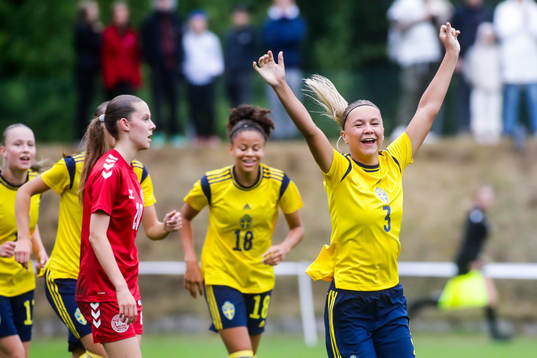 Bläddra bland fler bilder av Fotboll, F16, Nordisk flickturnering, Danmark - Sverige