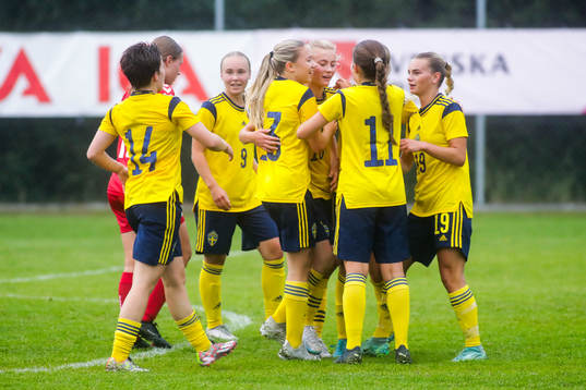 Sveriges Holly Persson jublar med lagkamrater