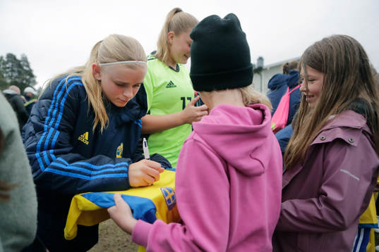 Sveriges Tilda Hellén skriver autograf