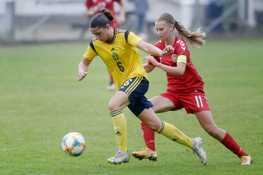 Sveriges Thea Staffansson och Danmarks Julie Börkop