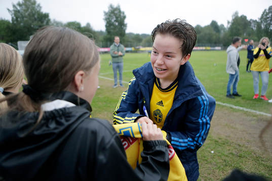 Sveriges Isabelle Goldman skriver autograf