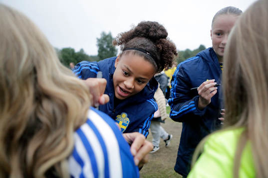 Sveriges Felicia Schröder skriver autograf
