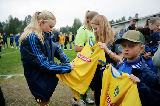 Sveriges Tilda Hellén skriver autograf