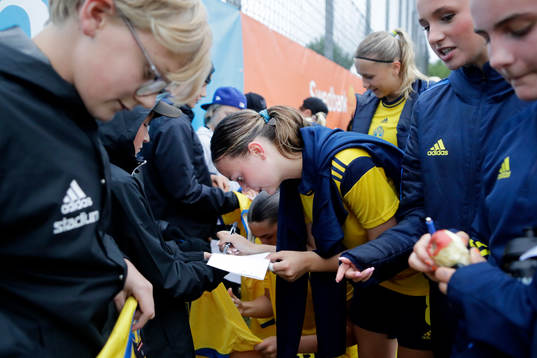 Sveriges Olivia Zachau Friborg skriver autograf