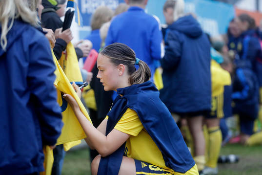 Sveriges Olivia Zachau Friborg skriver autograf