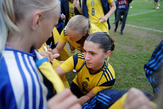 Sveriges Thea Staffansson skriver autograf