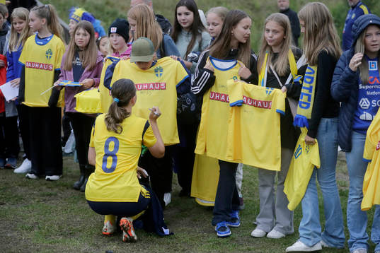 Sveriges Olivia Zachau Friborg skriver autograf